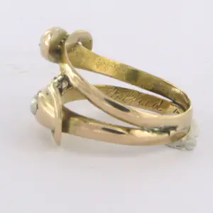 Gele ring met twee slangen koppen, parel en diamant 0.04 ct - ringmaat 16.25 kopen? Bied vanaf 190!