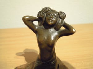 Niet of onleesbaar gesigneerd - Bronzen beeldje van vrouw met bloemen in het haar kopen? Bied vanaf 1!