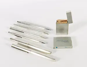 2 vulpotloodloden (Cross), 4 zilveren pennen (Dupont) + 1 verzilverde aansteker (Dupont) kaufen? Bieten Sie von 250!