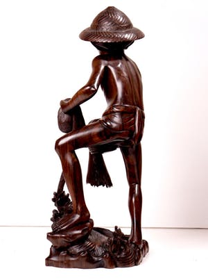 Niet of onleesbaar gesigneerd - Grote tropisch houten sculptuur - Visser met net - Djati hout - Fillipijnen kopen? Bied vanaf 1!
