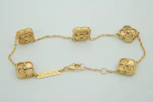 58 - Sierlijk en fijn 20krt geel gouden armband met 5 massieve klavertjes vier kopen? Bied vanaf 480!