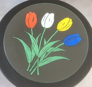 Niet of onleesbaar gesigneerd - GROTE GLAZEN SCHAAL MET VIER TULPEN kopen? Bied vanaf 1!
