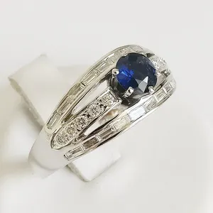 1.10ct Sapphire and Diamond Ring kopen? Bied vanaf 790!