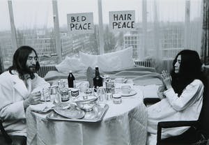 Nico Koster - Foto van John Lennon en Yoko Ono in het Hilton hotel - Ingelijst kopen? Bied vanaf 250!
