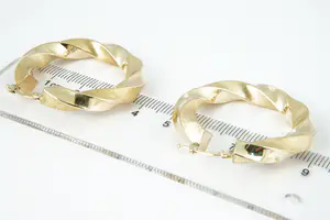 10 -  Elegante set 18 karaats geel-gouden "gedraaide" oorhangers - groot model kopen? Bied vanaf 170!