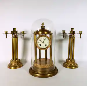 Klokken - Neoclassistisch messing klokkenstel met twee kandelaren verkauft für € 150!