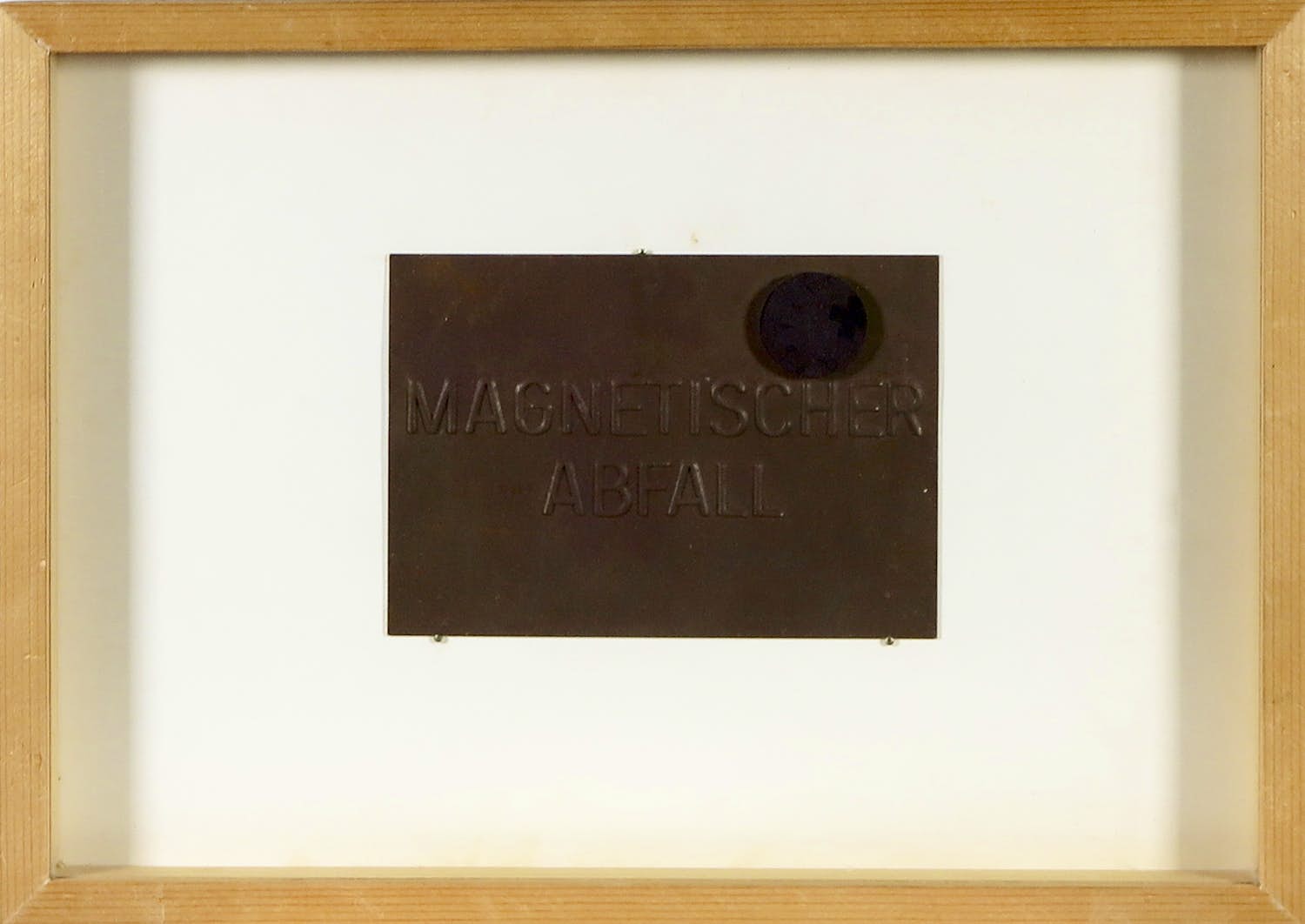 Joseph Beuys - IJzeren plaat met ronde magneet, Magnetischer Abfall - Ingelijst verkocht voor € 600!