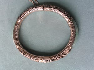 1e gehalte Zilver - slavenarmbanden en twee onedele armbanden met been en groene steen kopen? Bied vanaf 25!