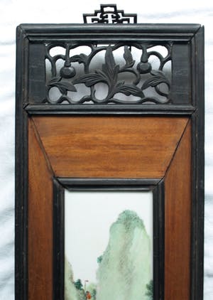 Curiosa - Keramieken tegel in gestoken houten paneel , Oosterse voorstelling kopen? Bied vanaf 1!