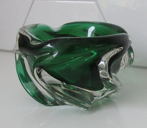 Josef Hospodka - Dikwandige smaragd groene getordeerde asbak uitvoering Chribska Sklo kopen? Bied vanaf 10!