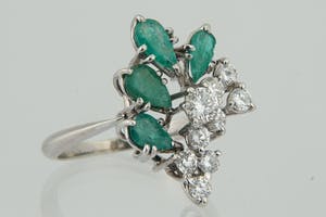 1278 - Elegante 14krt wit goud & 0.70ct diamanten ring met 4 smaragd "druppels" kopen? Bied vanaf 380!