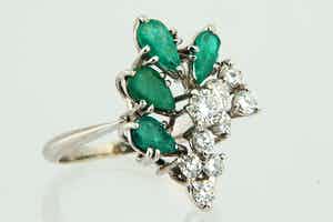 1278 - Elegante 14krt wit goud & 0.70ct diamanten ring met 4 smaragd "druppels" verkocht voor € 380!