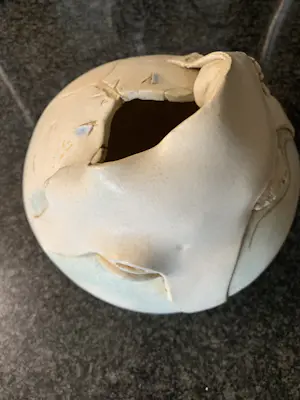 Ciska Kok - Keramische sculptuur van twee kussende figuren . kopen? Bied vanaf 50!