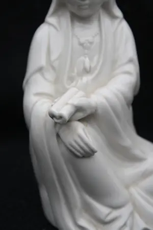 Niet of onleesbaar gesigneerd - Paar Chinese Blanc de Chine Porseleinen Guanyin Kwan Yin Beeldjes Begin 20thC kopen? Bied vanaf 1!