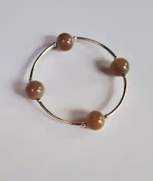 Buy Nieuwe zilveren armband met bruinrode maansteen met een magische glans? Bid from 37!