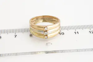 102 - Charmante 18Krt gouden tricolor ring met 3 steens ca 0.10ct briljant. kopen? Bied vanaf 260!