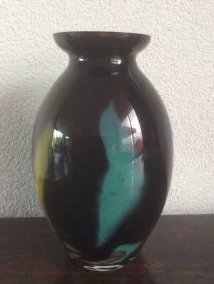 Niet of onleesbaar gesigneerd - UNIEKE ZWARTGLAZEN VAAS kopen? Bied vanaf 1!