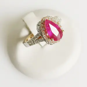 AcheterRobijn- en diamanten ring? Enchérissez de 2000!