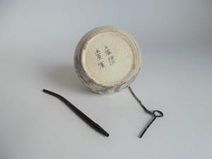 Niet of onleesbaar gesigneerd - Chinees porselein potje met decoratie en karakters kopen? Bied vanaf 10!