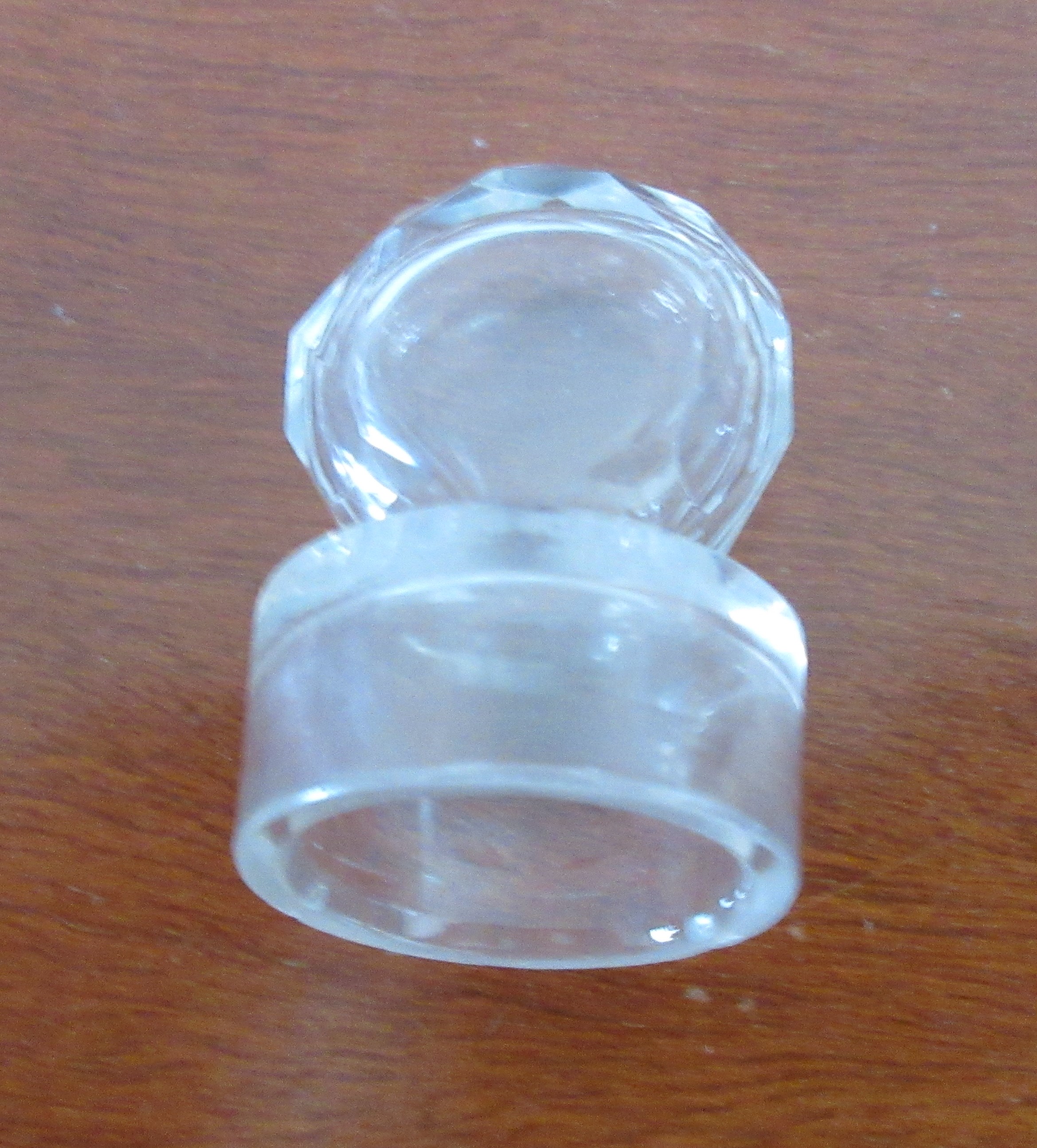 Niet of onleesbaar gesigneerd - Twee antieke 19e eeuwse geslepen kristallen azijn karafjes kopen? Bied vanaf 1!