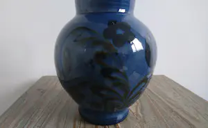 Niet of onleesbaar gesigneerd - Geglazuurde blauwe schenkkan met vogeldecoratie kopen? Bied vanaf 1!
