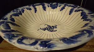 Niet of onleesbaar gesigneerd - Grote schaal met handgeschilderde motieven kopen? Bied vanaf 1!