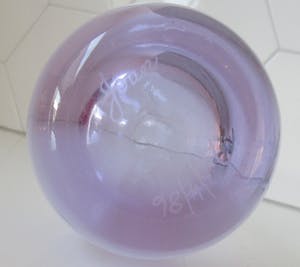 Niet of onleesbaar gesigneerd - Caithness - Lila Neodymium Alexandrite met etsdecor rozen kopen? Bied vanaf 10!