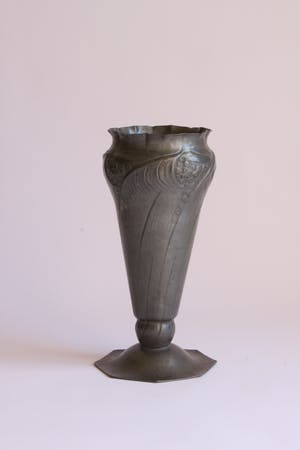 Leon Provins - Jugendstil gehamerd vaasje kopen? Bied vanaf 50!