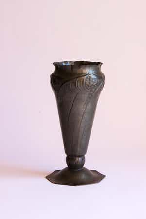 Leon Provins - Jugendstil gehamerd vaasje verkocht voor € 50!