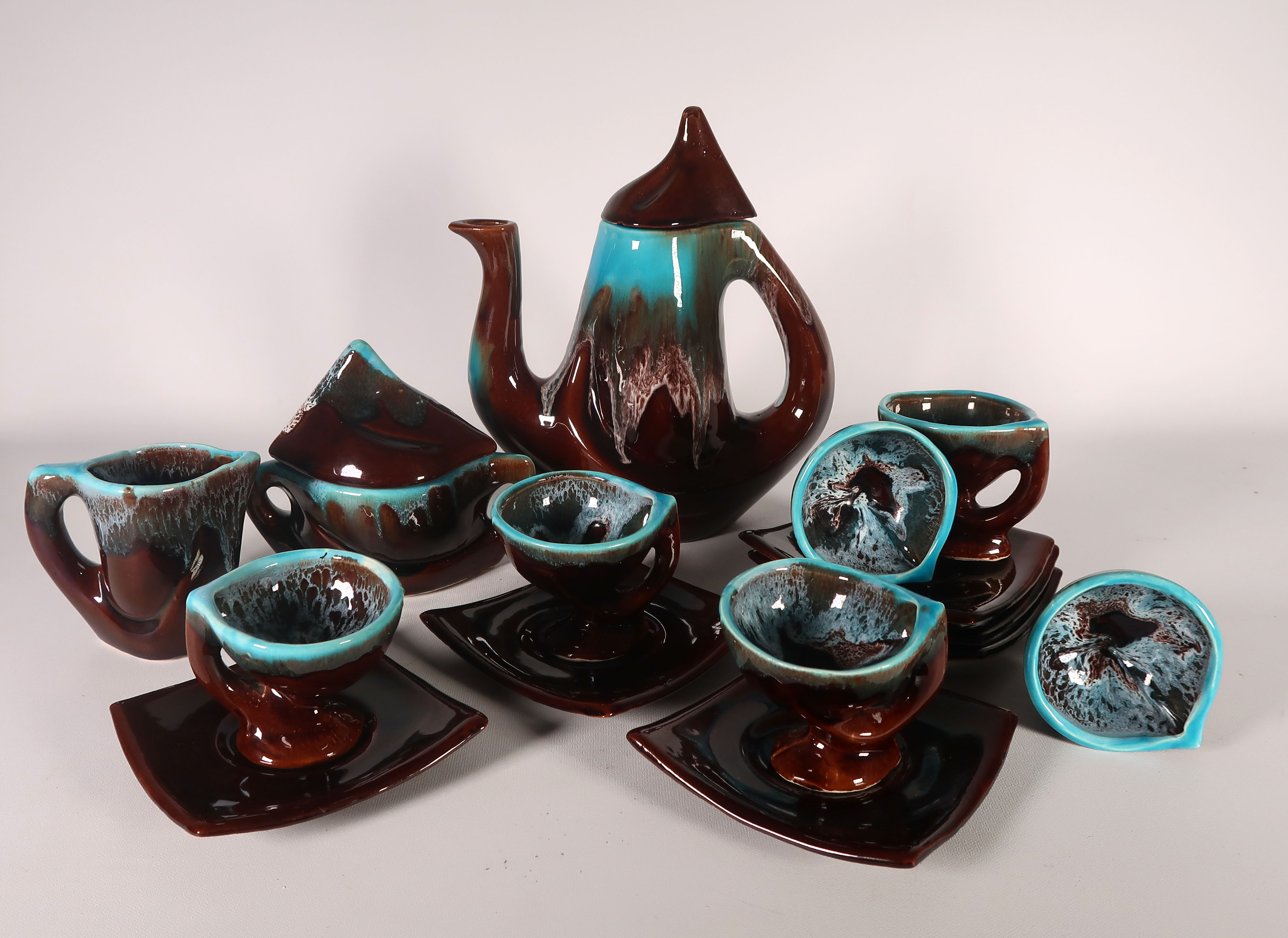 Vallauris Keramiek - Geglazuurd keramiek, Bruin en blauw servies verkocht voor € 35!