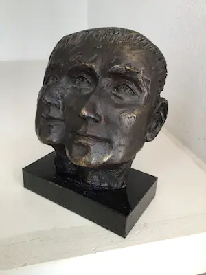 Astrid Veldhuyzen-Koppen - Sculptuur “ TWEE GEZICHTEN “. Gesigneerd kopen? Bied vanaf 1!
