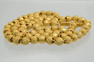 53 - Sierlijk en massief 18 Krt gouden kogel of balletjes collier - gematteerd kopen? Bied vanaf 1700!