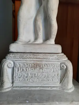 Frits van Hall - Gipsen monument op schaal. kaufen? Bieten Sie von 300!