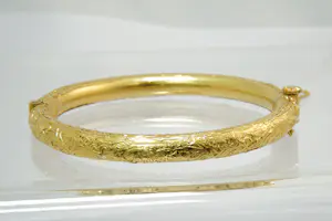 68- Fraai bewerkte Surinaamse 18Krt geel gouden armband met onedele kern kopen? Bied vanaf 370!