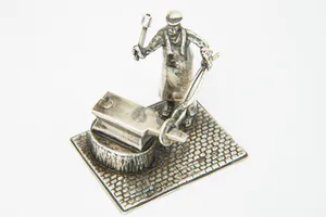 Wed. J.H. van der Meulen, Joure - Groot 2e geh. Zilveren miniatuur "de Hoefsmid" kopen? Bied vanaf 57!
