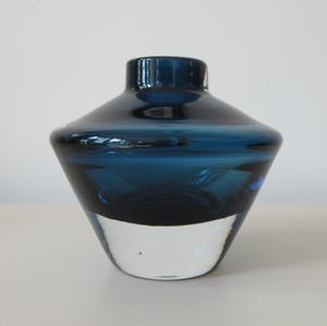 Niet of onleesbaar gesigneerd - Twee dikwandige rookblauwe glazen discus en schoorsteen vaas kopen? Bied vanaf 1!