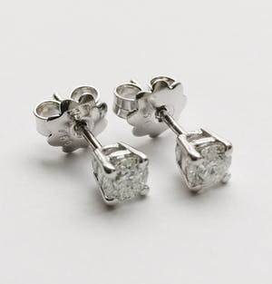 0.62 ct Diamond Solitaire Earrings kopen? Bied vanaf 450!