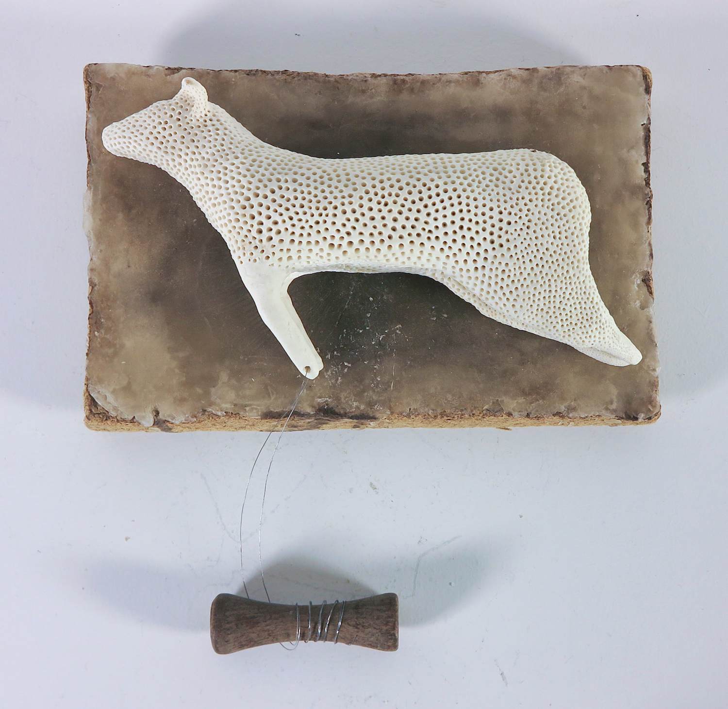 Kathja Smits - Porselein, papier en wax, Liggend schaapje kopen? Bied vanaf 125!