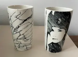 Niet of onleesbaar gesigneerd - Twee kunst keramische koffiebekers kaufen? Bieten Sie von 1!