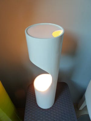 Niet of onleesbaar gesigneerd - Design tafellamp (naar ontwerp vintage jaren ‘70) kopen? Bied vanaf 1!