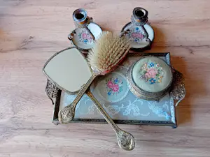 Niet of onleesbaar gesigneerd - Kaptafelset jaren 50/60 kopen? Bied vanaf 1!