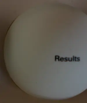 Damien Hirst - 7 pingpong ballen in kartonnen doos: The magnificent seven - 2000 kopen? Bied vanaf 795!