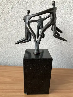 Luise Kött-Gärtner - Prachtig bronzen beeld op zwart marmeren voet. kopen? Bied vanaf 35!