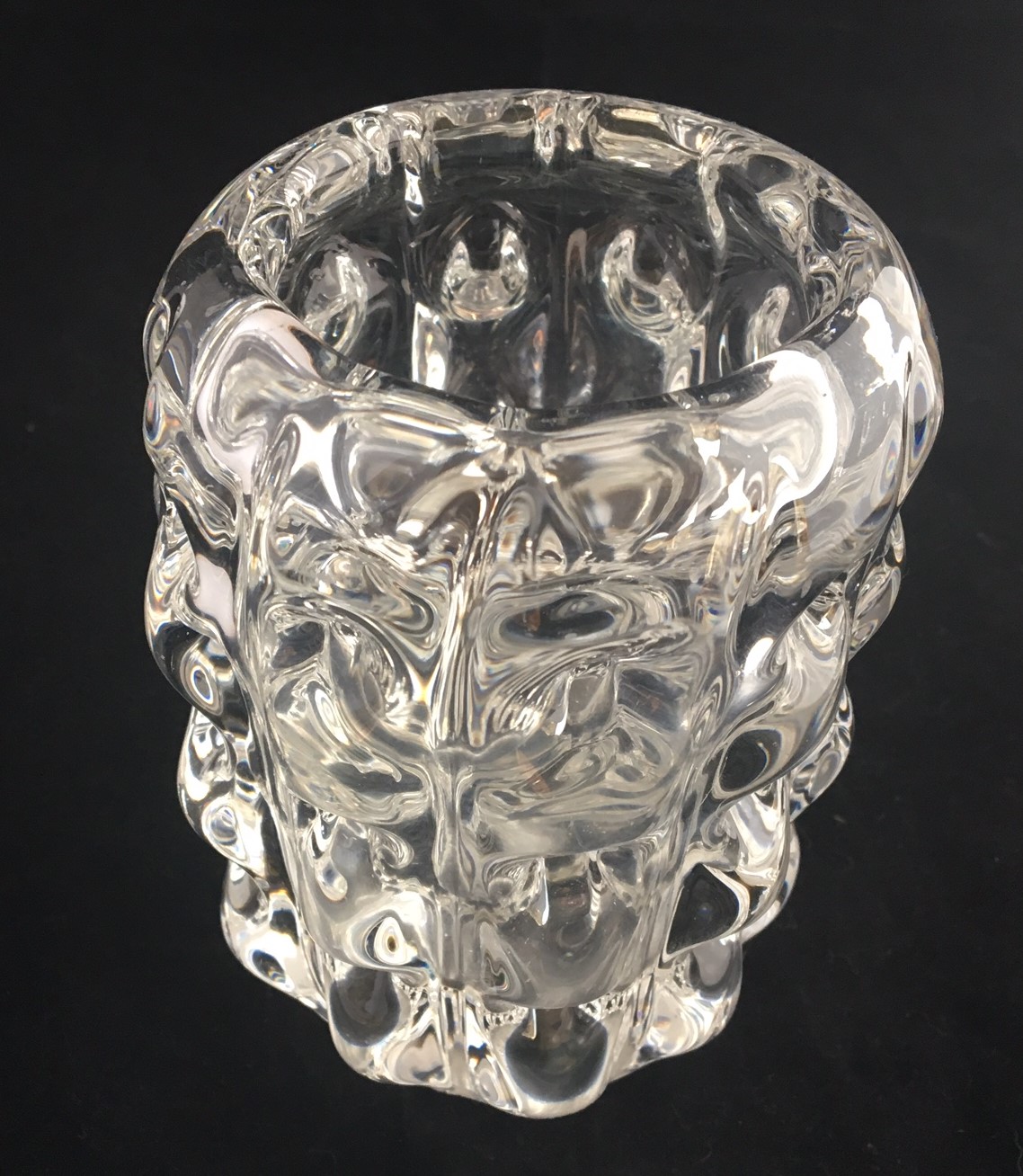 Niet of onleesbaar gesigneerd - Blank kristallen hand geblazen Brutalist vaasje kopen? Bied vanaf 1!