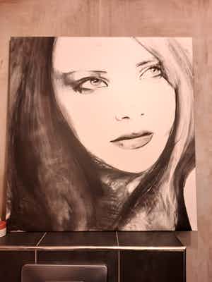 Anouk Griffioen - Vrouwenportret houtskool op doek verkocht voor € 150!