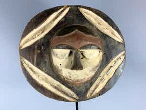 Kwele - Tribal used African Mask from the Kwele - Gabon. verkocht voor € 35!