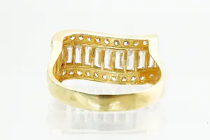 16- Apart "golvend" vormgegeven 14 Krt gouden fantasie ring met zirkonen kopen? Bied vanaf 120!