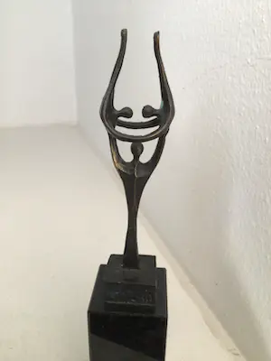 Corry Ammerlaan - Sculptuur “ Elkaar op handen dragen “ Gesigneerd kopen? Bied vanaf 1!