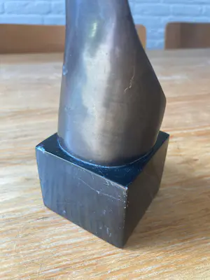 Brons (Onbekend) - Elegant beeld op een sokkel van zwart marmer kopen? Bied vanaf 60!