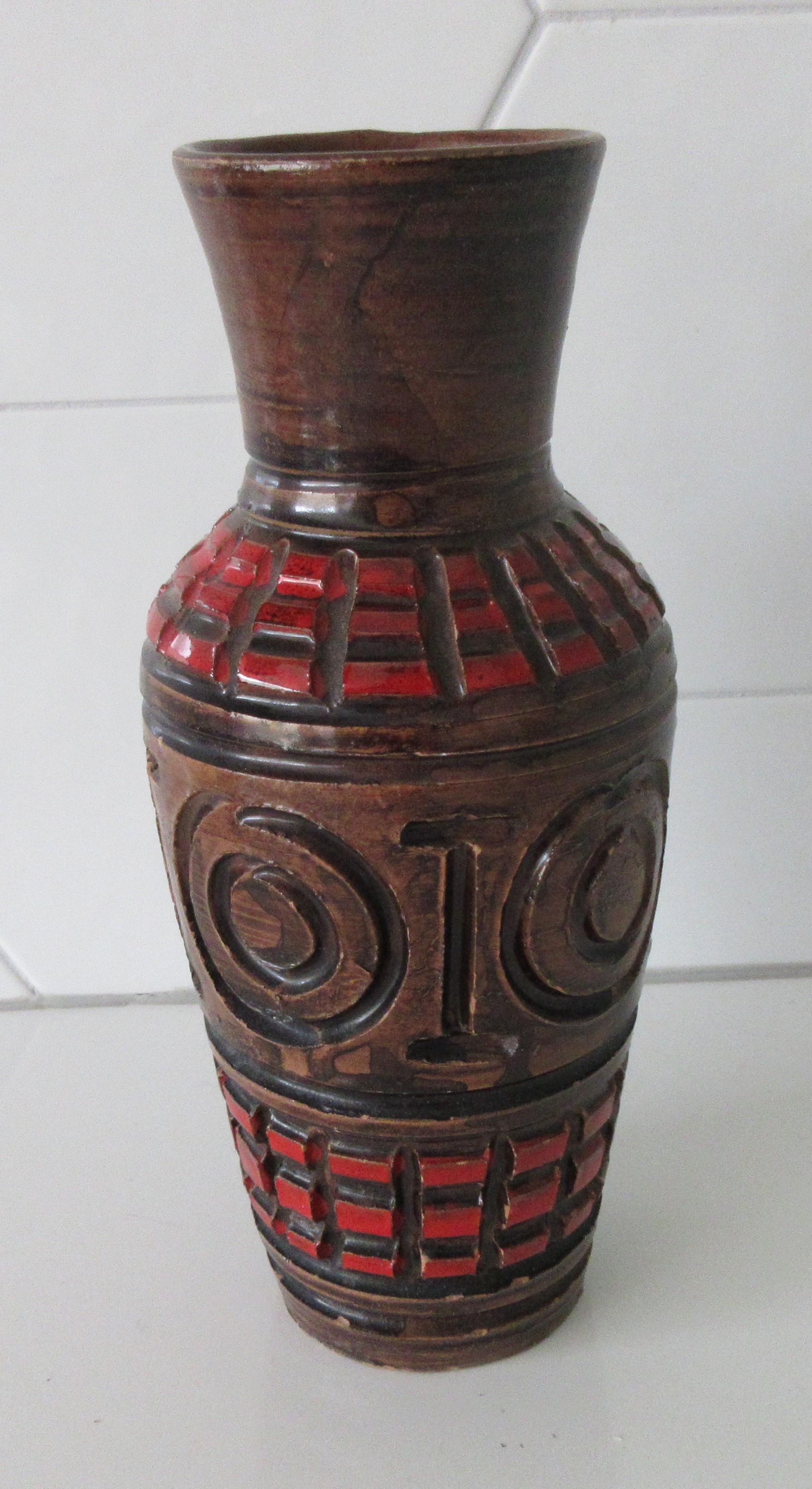 Niet of onleesbaar gesigneerd - Rood bruine Italiaanse vintage aardewerken Sgraffito vaas kopen? Bied vanaf 1!